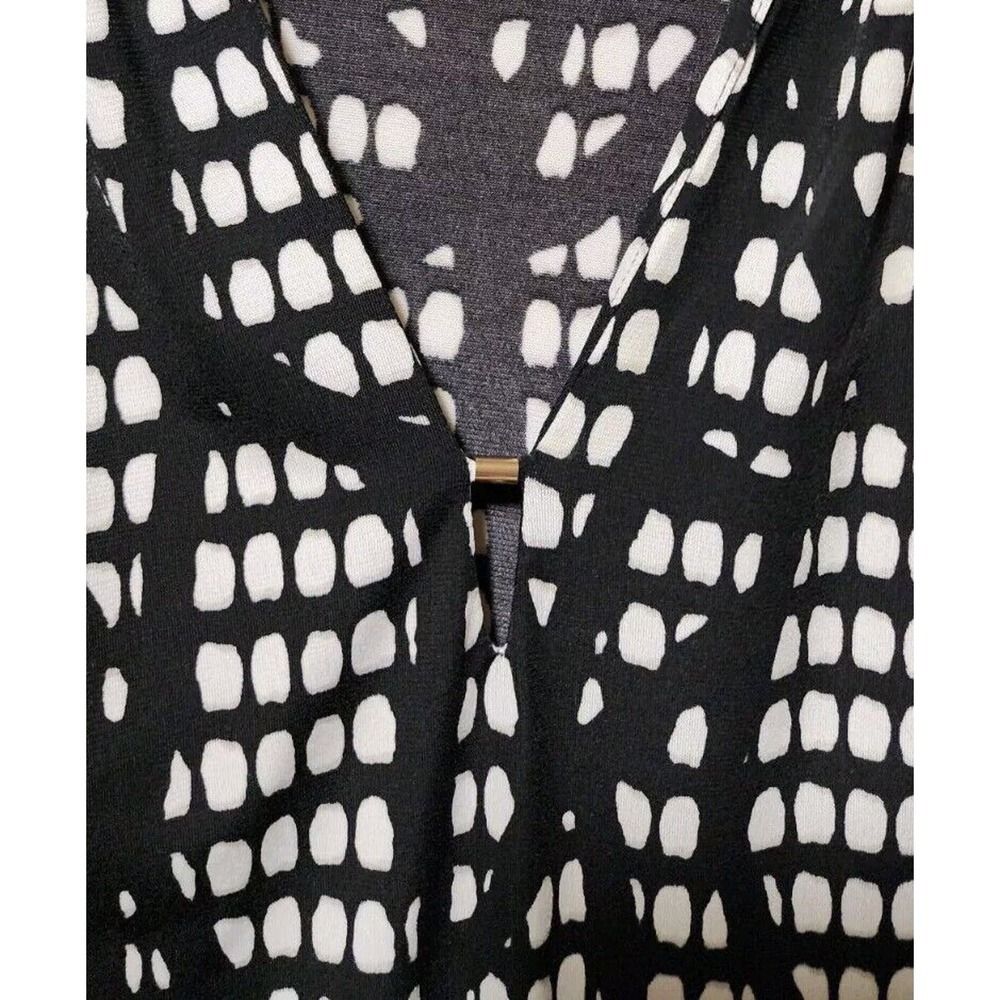 ANNE KLEIN WOMEN'S BLACK & WHITE ,GEOMETRIC PRINT, CAP SLEEVE ,VNECK TOP SIZE L - Picture 2 of 5